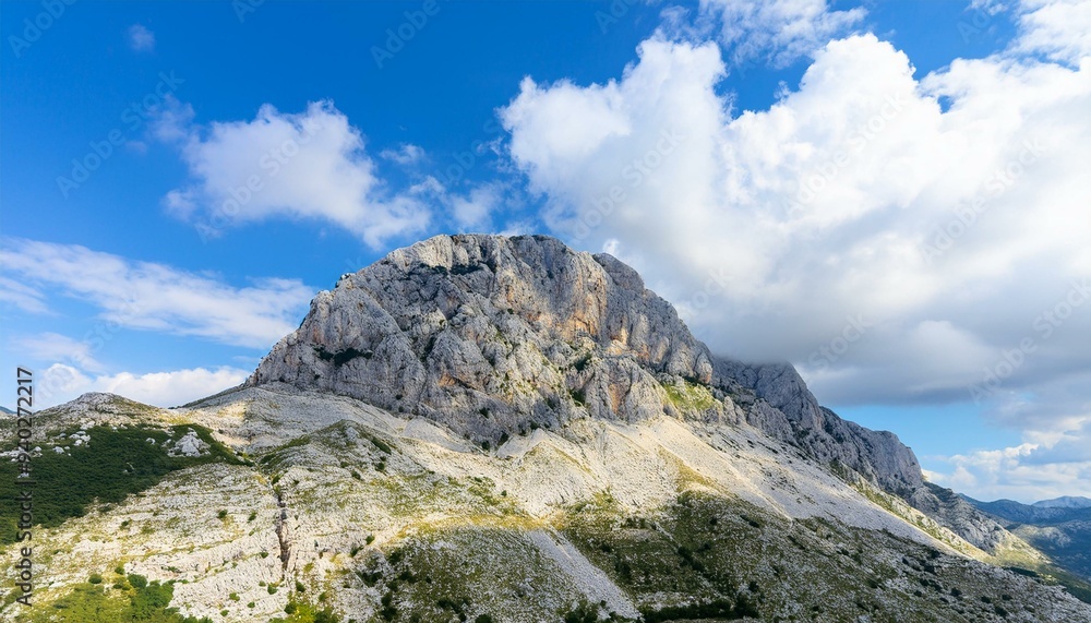 Obraz premium 웅장하게 솟아오른 바위산과 안개