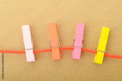 Billede på lærred The image of clothespins on a string beautifully symbolizes the interconnectedness of different elements or ideas, illustrating the concept of unity or collaboration