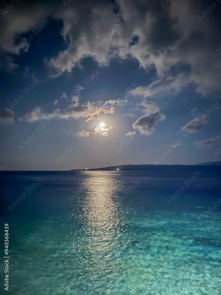 Obraz premium Bright Moon at the beach