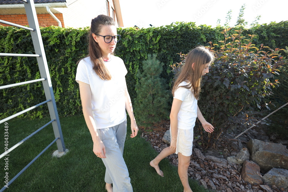 Obraz premium Mother and daughter having fun in the backyard