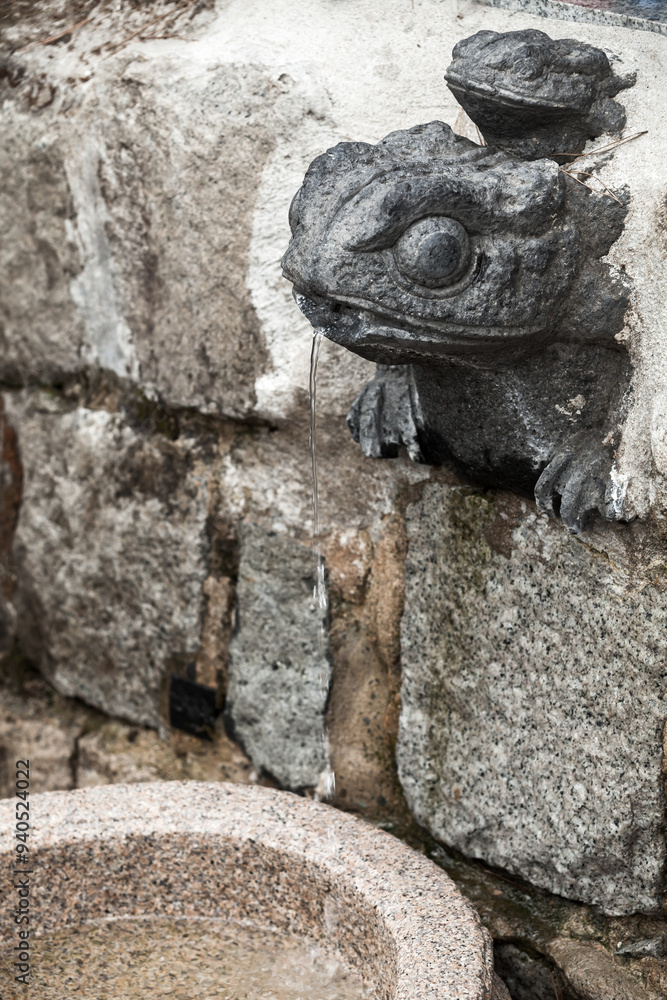 Φωτογραφία Ancient frog fountain details at the entrance of Taejongsa Temple