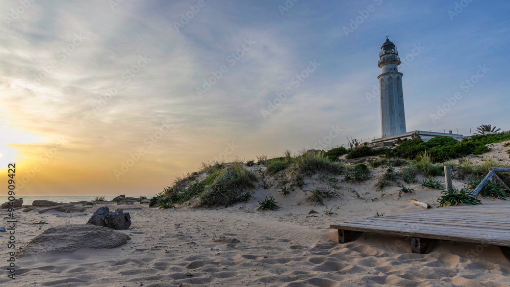 Obraz premium faro de trafalgar en cla costa de Cadiz durante la puesta de Sol