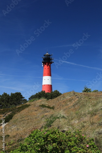 Blick auf den rot-weißen Leuchtturm in Hörnum auf der Insel Sylt 