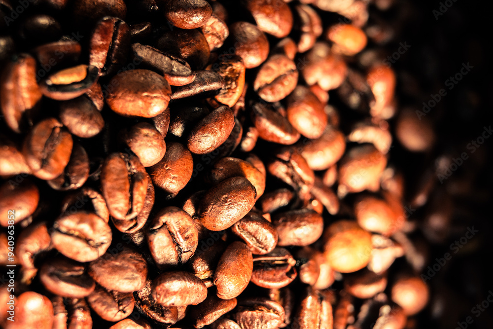 Obraz premium Kaffeebohnen in sonnigem Licht