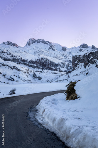 atardecer en los lagos de Covadonga de la cordillera nevada de los picos de Europa en invierno 