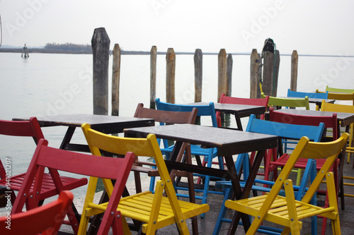 tables et chaises colorées photo