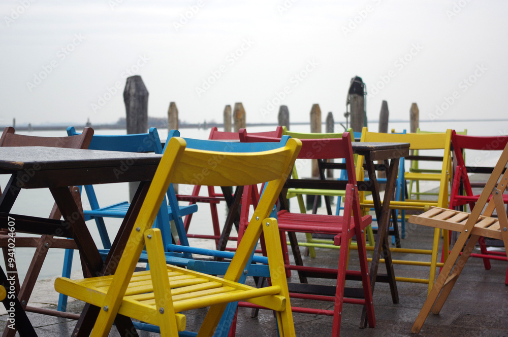 tables et chaises colorées