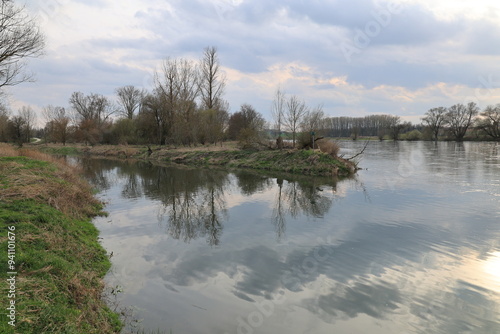 Blick von Eining, einem Ortsteil von Neustadt an der Donau, auf die Donau photo