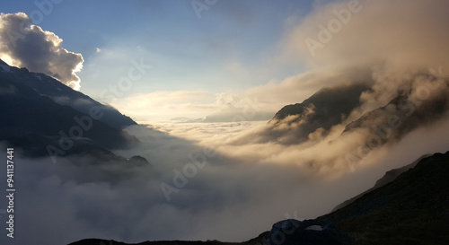 Sonnenaufgang über dem Wolkenmeer in den Alpen photo