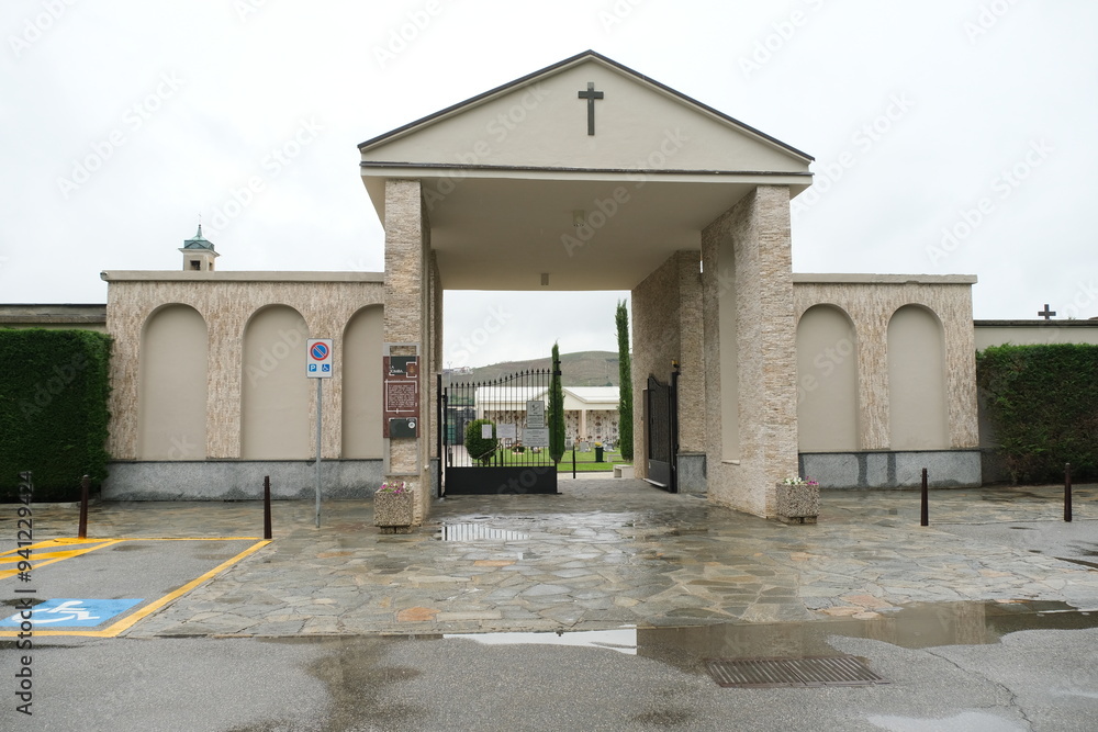 Fototapeta premium L'ingresso del cimitero di Santo Stefano Belbo in provincia di Cuneo, Piemonte, Italia.