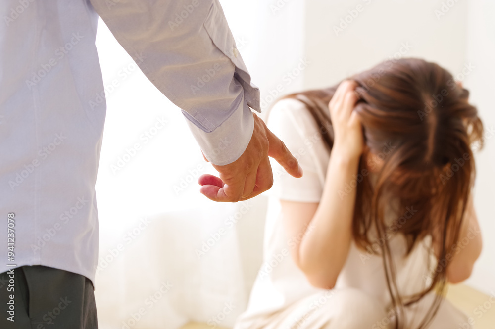 女性を追い詰める暴力的な男性 女性を追い詰める暴力的な男性