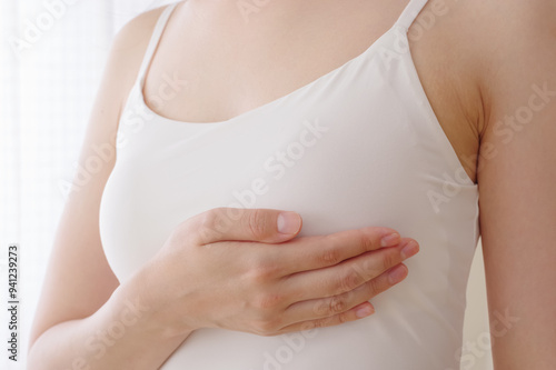 Wallpaper Mural 乳がんのセルフチェックをしている女性 Torontodigital.ca