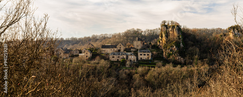 Vue panoramique sur le village de Rodelle surplombant la vallée du Dourdou et ses paysages au cœur du Causse Comtal, Aveyron, Occitanie photo