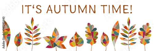It’s Autumn time - Schriftzug in englischer Sprache - Es ist Herbstzeit. Banner mit bunten Blättern.