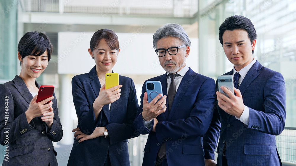 スマホを使う幅広い世代のビジネスパーソンのグループ