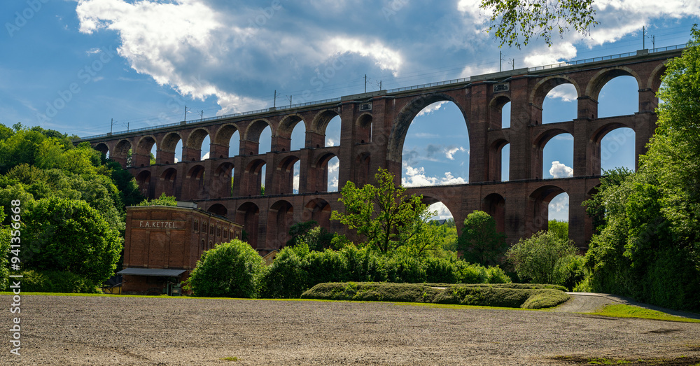 Fototapeta premium Goeltzschtal Bridge near Netschkau, Vogtland, the world's largest brick bridge