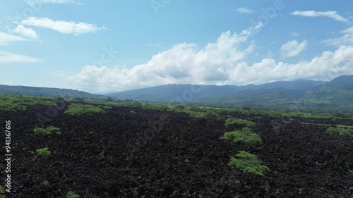 El Ceboruco Nayarit se encuentra al sur y es parte del eje neovolcánico mexicano. Cuenta con una lava extrañamente negra que cubre una carretera por ambos lados. es la erupción de un volcán.  photo