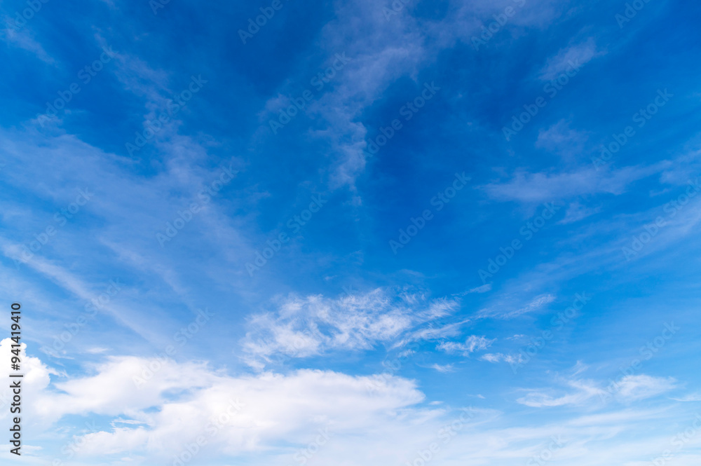 Obraz premium Blue sky and white fluffy tiny clouds background and pattern