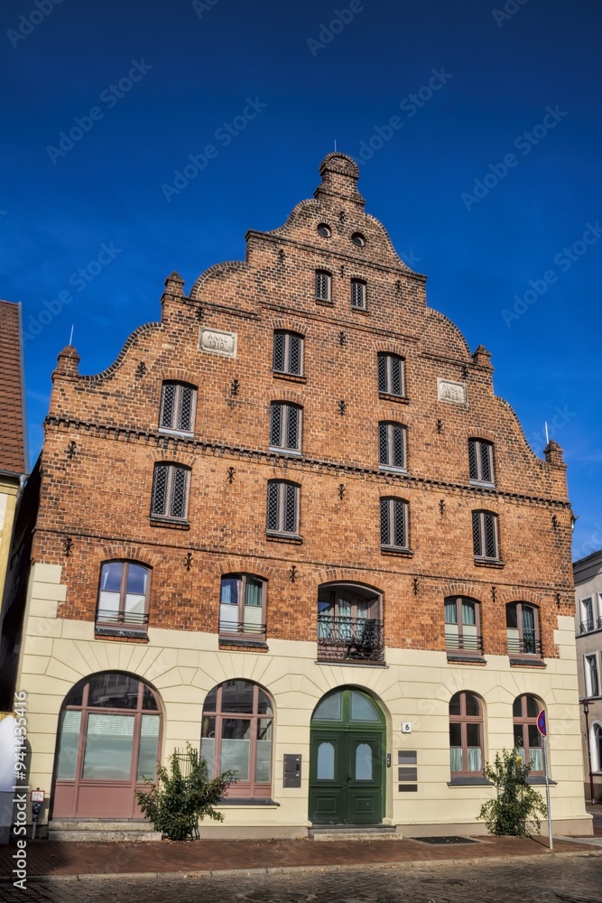 parchim, deutschland - historisches giebelhaus am alten markt