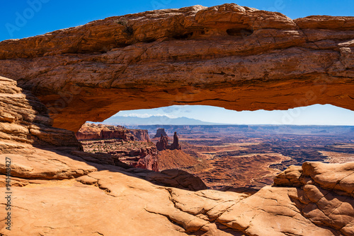 Obraz na płótnie The most famous landmark of the Island in the Sky District of Canyonlands national park in Utah USA - The Mesa Arch in a blue day. w salonie
