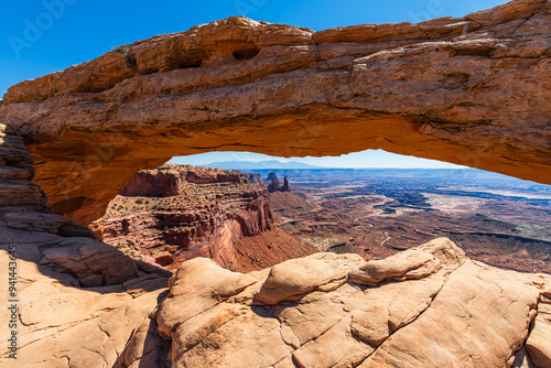 Obraz na płótnie The most famous landmark of the Island in the Sky District of Canyonlands national park in Utah USA - The Mesa Arch in a blue day. w salonie