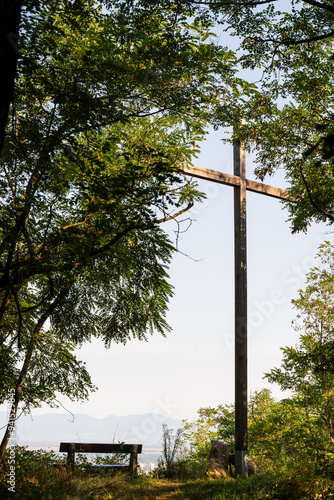 La croix du Wetterkreuz : une offrande spirituelle sur la colline du Gries à Ammerschwihr, Alsace photo