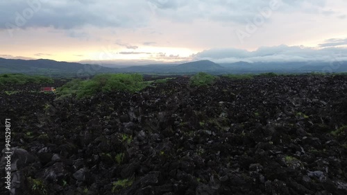 El Ceboruco Nayarit se encuentra al sur y es parte del eje neovolcánico mexicano. Cuenta con una lava extrañamente negra que cubre una carretera por ambos lados. es la erupción de un volcán.  photo