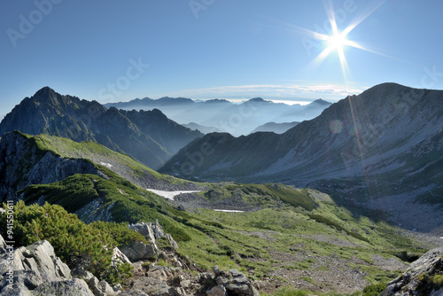 剱岳と別山の奥に、雲海に浮かぶ後立山連峰の山々