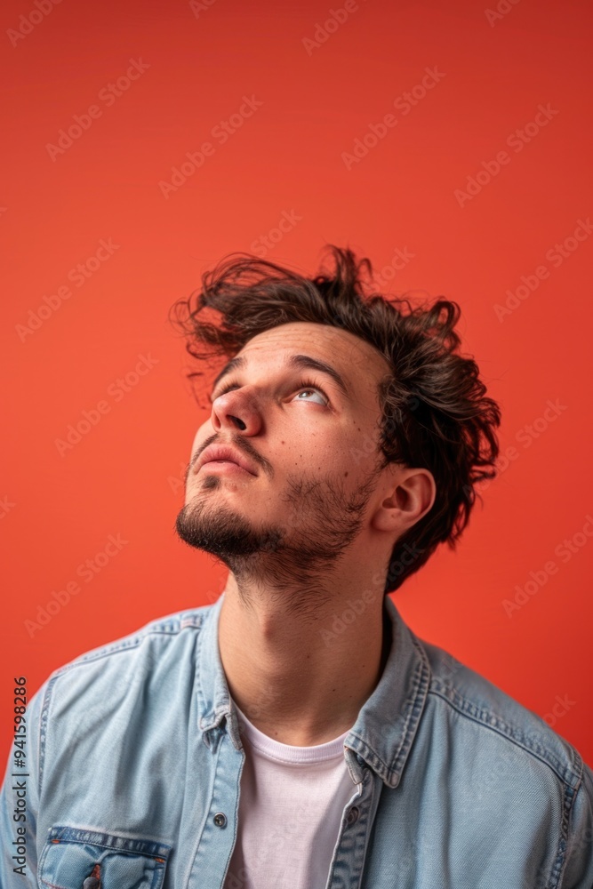 Obraz premium person loking up to a copy space to your concept