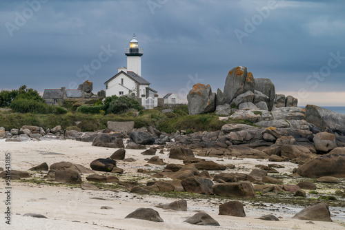 Phare de Pontusval (Bretagne) an einem wolkigen Abend photo