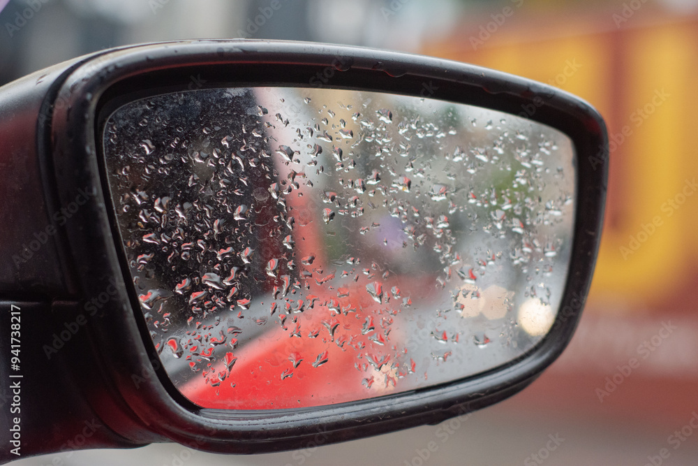 vista de um retrovisor de carro em um dia chuvoso vista de um retrovisor de carro em um dia chuvoso