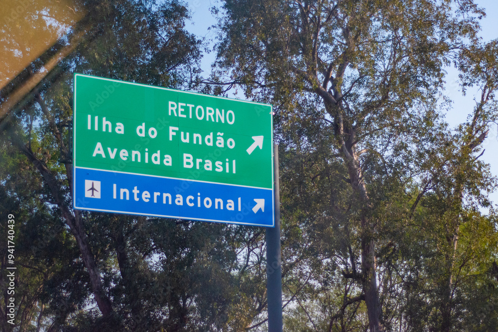 placa da entrada indicando a ilha do governador e o aeroporto do galeão no rio de janeiro , brasil placa da entrada indicando a ilha do governador e o aeroporto do galeão no rio de janeiro , brasil
