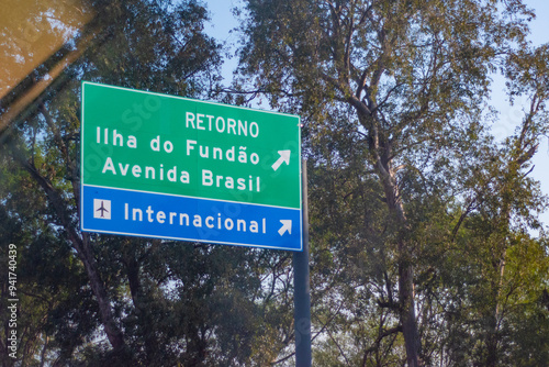Quadro em tela placa da entrada indicando a ilha do governador e o aeroporto do galeão no rio d