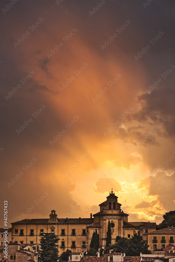 Obraz premium cloudy sunset over church