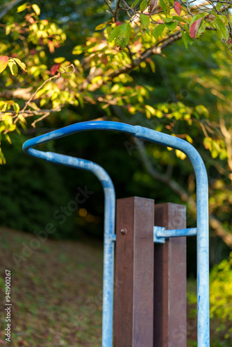 緑に囲まれた公園の遊具