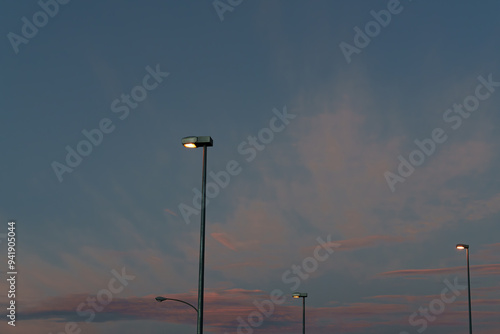 夕暮れの景色と街灯