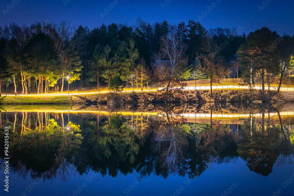 Wieczorna iluminacja nad jeziorem