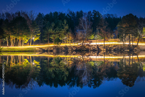 Obraz na płótnie Wieczorna iluminacja nad jeziorem w salonie