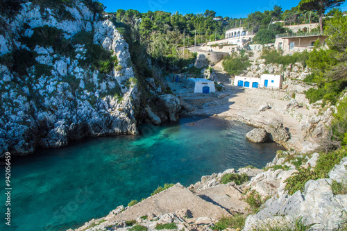 Il mare limpido di Cala dell’Acquaviva poco dopo il borgo marinaro di Castro lungo il Cammino del Salento che da Lecce porta a Santa Maria di Leuca