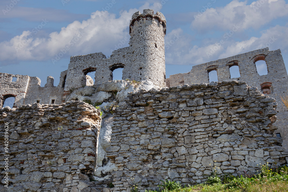 Ruins of 14th century medieval castle; Ogrodzieniec Castle, Ogrodzieniec; Podzamcze, Poland