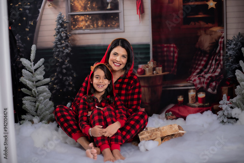 Canvastavla Holiday christmas camper marshmallow smores  fire mother daughter eating roastin