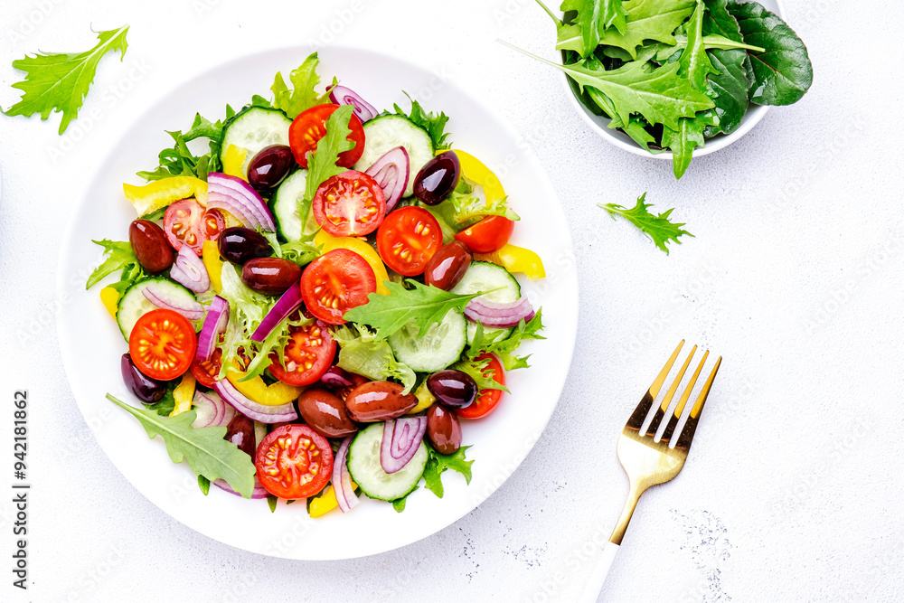 Φωτογραφία Vegan vegetable salad with olives, tomato, paprika, cucumber and onion, healthy mediterranean food