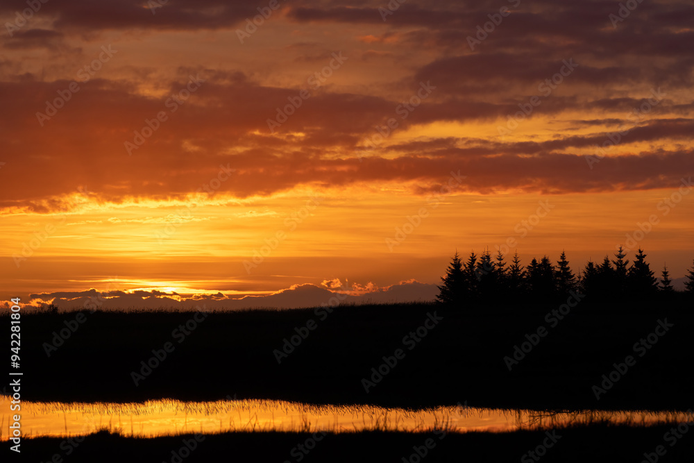 Obraz premium Sunrise in Lake Clark National Park in Alaska at Silver Salmon Creek