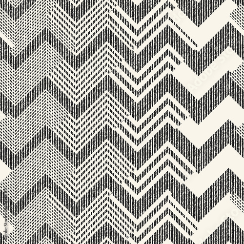 Monochrome Grain Variegated Zigzag Pattern