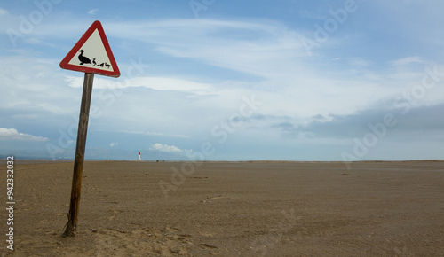Entre un mar de dunas, una advertencia nos avisa de una zona de nidificación en un espacio protegido