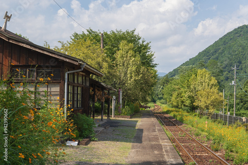 上神梅駅の駅舎とホーム【わたらせ渓谷鐡道】日本群馬県・8月