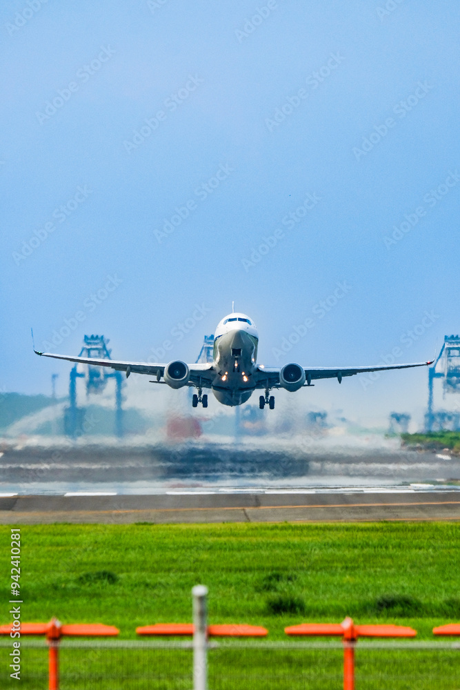空を飛ぶ飛行機 空を飛ぶ飛行機