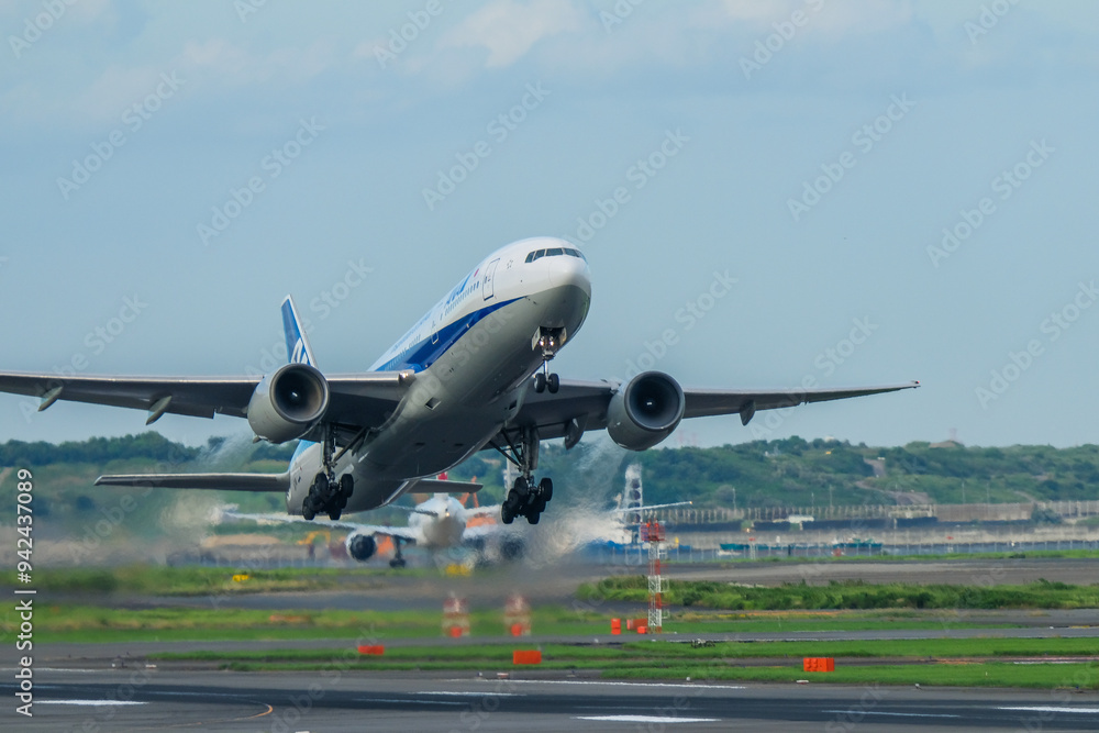 離陸する飛行機 離陸する飛行機