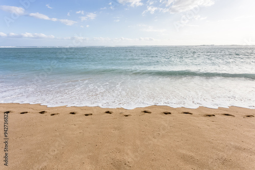 Empreintes de pas sur plage dorée de L’île de la Réunion 