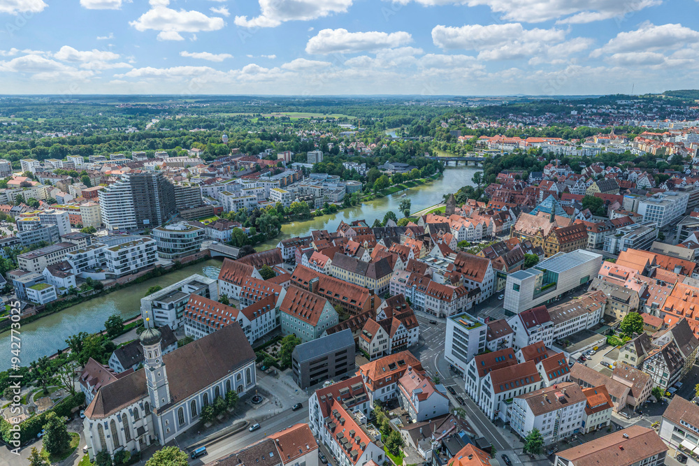 Obraz premium Blick auf die Donau, trennt Ulm und Neu-Ulm - und Bayern und Baden-Württemberg